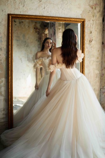 Lazaro Brigitte - 32200 (with flowers) #3 Petal thumbnail